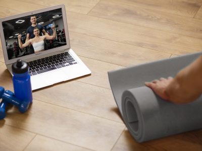 chiuda-sulla-stuoia-di-yoga-della-tenuta-della-mano